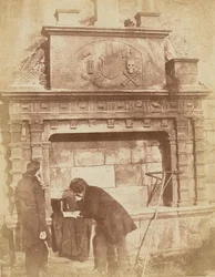 [D.O.Hill a jeho přítel u Bethuneova pomníku v Greyfriars, Edinburgh]