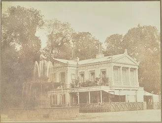 [Venušina fontána od Francisque-Josepha Dureta a Café des Ambassadeurs]