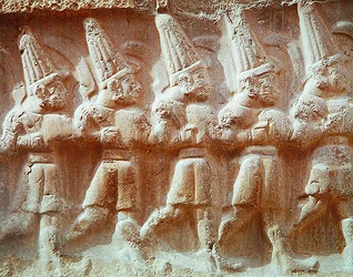 Detail průvodu ozbrojených bohů (kámen)