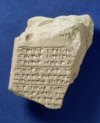 Fragment klínového textu z Boghazkoy, Chetitů, kolem 14. století před naším letopočtem (hlína)