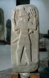 Chetitská civilizace: čedičová stéla boha bouře. Novohetitská říše. 9. století př. n. l. Z Babylonu. Rozměry 141 cm. Archeologické muzeum v Istanbulu