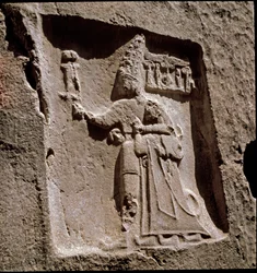 Král Tudhaliya chrání božstvem (nízký reliéf. kolem 1250-1220 př.nl)