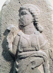 Reliéf zobrazující Chetitku v tradičním oděvu ze Sýrie, cca 1300-1200 př.nl