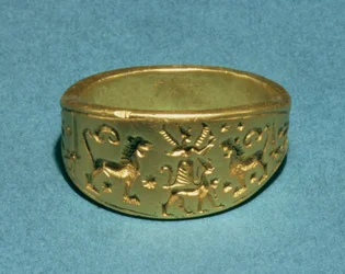 Prsten s nápisem „Velký princ“ v chetitském hieroglyfickém písmu (zlato)