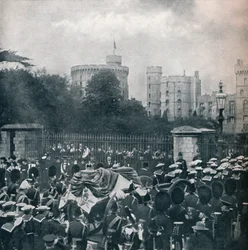 Pohřební vůz krále Edwarda VII. byl vtažen do areálu hradu Windsor, 1910 1911