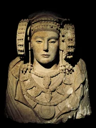 Iberská civilizace: Dáma z Elche - 6. století př. n. l., z naleziště La Alcudia v Elche - uchovávána v Madridu, Národní archeologické muzeum - Dáma z Elche neboli Dáma z Elx - malovaná vápencová socha, 6. století př. n. l., iberské umění - Národní