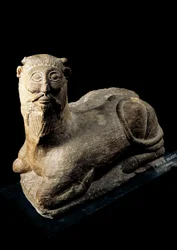 Iberské umění: „Bicha de Balazote“, býk s lidskou hlavou. Kamenná socha z Albacete ve Španělsku. 5. století př. n. l. Národní archeologické muzeum, Madrid