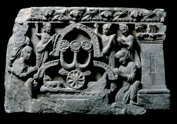 Umění Gandhara (neboli řecko-buddhismus): „“Buddha v modlitbě”” zázrak Sravasti (Shravasti nebo Savatthi) (Modlící se Buddha, zázrak Sravasti) Reliéf školy Gandhara - 2. až 4. století - Indické muzeum, Kalkata Indie