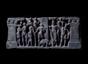 Umění Gandhary (neboli řecko-buddhismus): „“ Lukostřelci z Devadatty útočí na Gautama““ (lukostřelci z Devatty útočí na Gautama Buddhu) Reliéf školy Gandhara – 2. až 4. století – Indické muzeum, Kalkata Indie