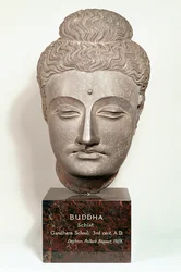 Hlava od sochy Buddhy, z Gandhara, severozápadní Indie (šedá břidlice)