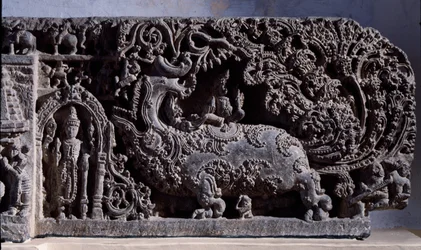 Hinduismus: „“Krišna nebo Venugopala, mistr krav na flétnu“““ Černá kamenná socha, pravá část (Krišna jako Venugopala) 12. století (12. století) z Halebidu, Mysore – Kalkata, indické muzeum