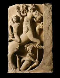 Indiánské umění: Griffon se dvěma válečníky. Dynastie Gupta (320-600 n. l.) ze Saranathu.
