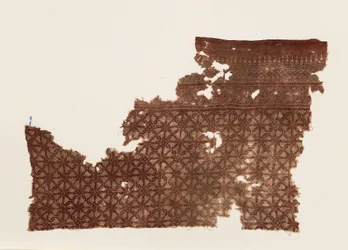 Textilní fragment s do sebe zapadajícími spirálami