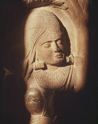 Hlava yakshini, z brány buddhistické stúpy v Bharhut, Madhjapradéš, pozdní období Mauryan, dynastie Sunga (180-72 př.nl)