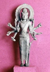 Avalókitéšvara.. buddhistické božstvo. Soška z Jávy - 8. stol. C.. Paříž, Musée Guimet