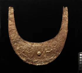 Ornament ve tvaru půlměsíce (tobelo)