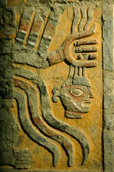 Figura dekapitátora vyvolávající děsivý hněv v El Brujo, odlehlém komplexu pyramidových ruin Moche - kultury, která vládla severnímu pobřeží Peru přibližně od roku A.....