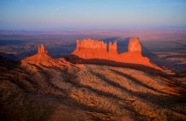 Letecký pohled na skalní útvary v Monument Valley v Utahu.
