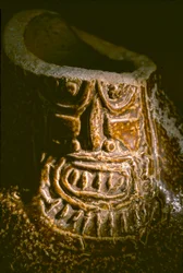 Artefakty z Huchy. El Brujo je odlehlý komplex pyramidových ruin Moche - kultury, která vládla severnímu pobřeží Peru přibližně od roku 100 do roku 800 n. l. Při vykopávkách v údolí Moche v roce 1899 si německý archeolog Max Uhle jako první uvědomil, že th
