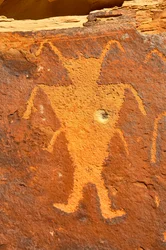 Poblíž Vernalu, UT, McKee Springs, petroglyfy Fremontů zobrazující bojovníky držící hlavy trofejí, 2005 (foto)