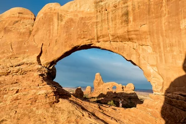 Světlo vycházejícího slunce na Window Arch v národním parku Arches, který leží nedaleko města Moab v Utahu, 2012