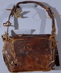 MS CCC 282 The Corpus Christi Book Satchel or Budget, pohled zezadu, Irish, c.1120-30 (kůže)