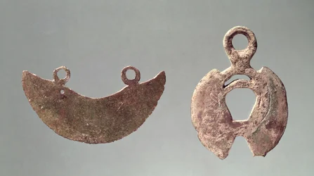 Dvě břitvy, z halštatského hřbitova (bronz)