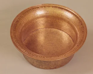 Umyvadlo zdobené geometrickými vzory, zvířaty a písmem, vyrobené pro Hugha IV z Lusignanu (1299-1359), krále kyperského, egyptského nebo syrského (měď a stříbro tepaná kladivem) (viz také 69540)