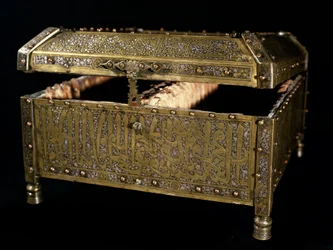 Islámské umění: Truhla používaná k uložení koránu v bronzu se stříbrnými vykládáními. Umění Mamluk 14. století. Káhira, Muzeum islámského umění