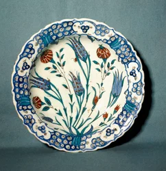 Islámské umění: keramický talíř decoree z Izniku (dnešní Nicee) v Turecku. 16. století. Sevres, Národní muzeum keramiky