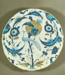 Iznikská mísa malovaná pávem sedícím mezi květinami, Turecko, kolem roku 1550-55