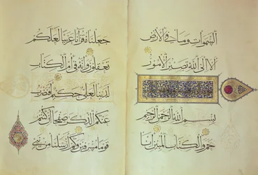 Dvě stránky z rukopisu Koránu, osvětlené Mohammadem ebn Aibakem s kaligrafií Ahmada ebn Sohrevardiho, období Il-Khanid, začátek 14. století