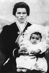 Benito Mussolini jako dítě se svou matkou Rosou Maltoniovou - 1884 - Benito Mussolini (1883-1945) v náručí své matky Rosy Maltoniové.