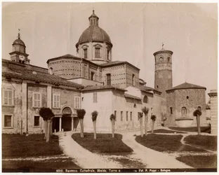 Katedrála vzkříšení našeho Pána Ježíše Krista, s baptisteriem vpravo, Ravenna, Emilia-Romagna, Itálie, fotografie Pietro Poppi, Bologna, ca 1900