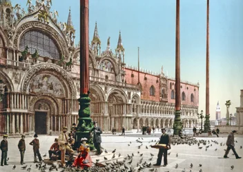 Krmení holubů na náměstí St Marks Square, Benátky, kolem roku 1900