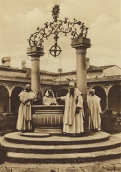 Firenze / Florencie: Okolí Florencie, Certosa, Studna ve Velkém klášteře (černobílá fotografie)