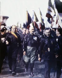 Mussolini a pochod na Řím. 1922. Ručně kolorovaná fotografie, 1923. (Marcia su Roma)