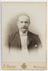 Fotografie na pohlednici zachycující malíře Albana Lugliho