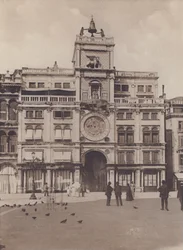 Věž s hodinami (černobílá fotografie)