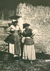Dva zemědělci z římského venkova v tradičních oděvech, Itálie, cca 1910