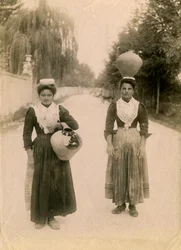 Dvě mladé ženy s terakotovými nádobami, Roccaraso, Abruzzo, Itálie, asi 1905