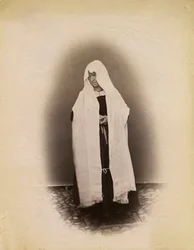 Žena nosící vdovské tvídy, Parre, Lombardie, Itálie, fotografie Premiata Fotografia Taramelli, Bergamo