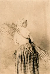 Mladá rolnice v tradičním oděvu, Lucera, Apulie, Itálie, fotografie R. Manfredonia, Lucera, ca 1900