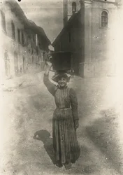 Mladá žena v tradičním oděvu, Roccaraso, Abruzzo, Itálie, ca 1905