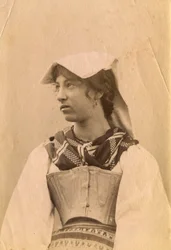 Mladá žena v tradičním oděvu a s čelenkou, římský venkov, Lazio, Itálie, ca 1905