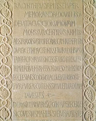 Archeologie středověku (středověk). Barbarské umění Lombardie: náhrobek královny Ragnetrude (Raginthruda) pochází z let 740-750. lombardské umění. Pavia, Občanské muzeum, Archeologická sekce (Pavia, Musei Civici, Sezione Archeologia).
