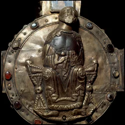 Archeologie středověku (středověk). Barbarské umění Lombardie: Kříž Desiderio (Kříž krále Didiera). Stříbrné a zlaté listy vykládané drahými kameny, sklem a kamejí. Detail centrálního disku s Kristem na trůnu