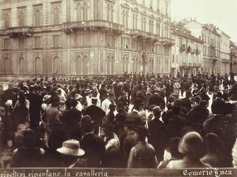Občané vyzývají kavalérii generála Bava Beccarise během nepokojů v Miláně, 6.–9. května 1898