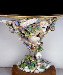 Konzola z měkkého porcelánu při výrobě Capodimonte. Sevres z 18. století. Výroba porcelánu