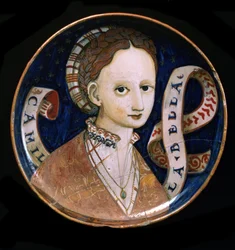 Pohár zdobený ženskou tváří (Camilla bella). Je to majolikový talíř, který muži nabízeli ženám, které milovali (coppa amatoria) 1530-1537 Diam. 21 cm Ermitáž muzeum Petrohrad